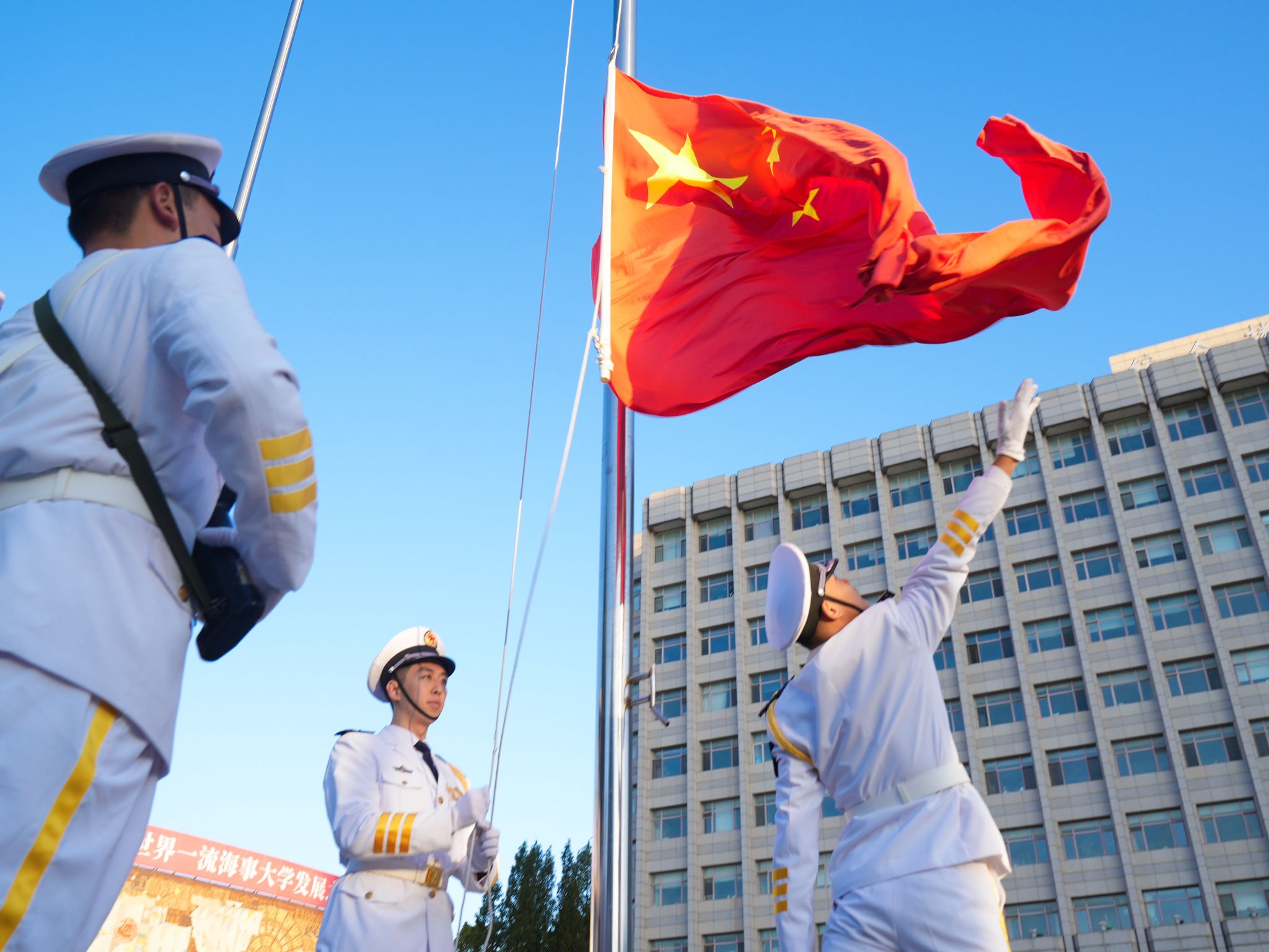 我校举行庆祝中华人民共和国成立75周年升国旗仪式